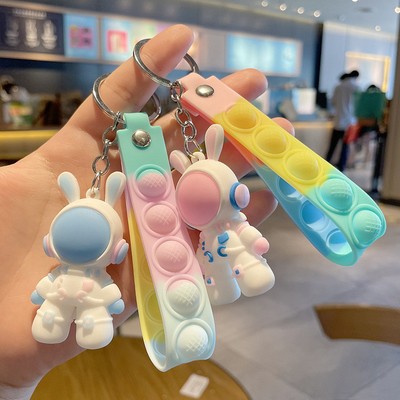 การ์ตูนอวกาศนักบินอวกาศ Keychain สวย Keychains สําหรับกุญแจรถ กระเป๋าเป้เด็กของขวัญ
